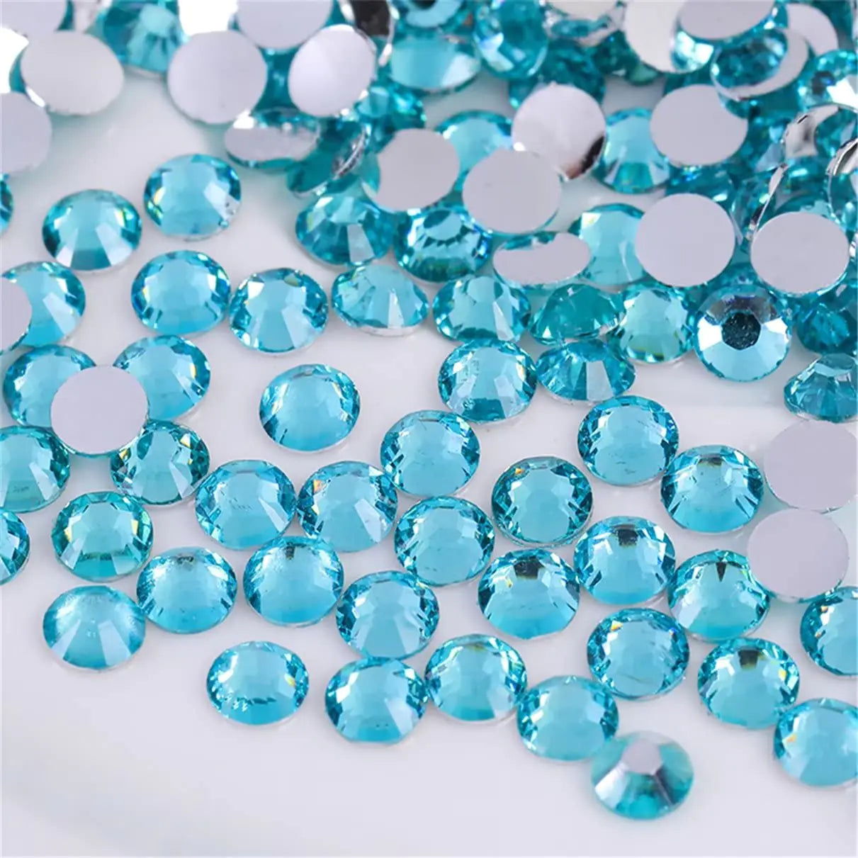 1500 Pieces SS16 4mm Flatback Rhinestones Clear Glass Round Gems Crystals for Nail Art DIY Crafts Clothes Shoes Bags (Crystal Blue) SS16/4mm Crystal Blue
